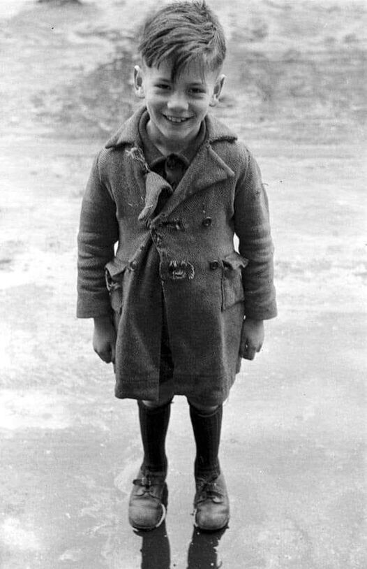 Неизвестный смеющийся мальчик. Париж, 1946.