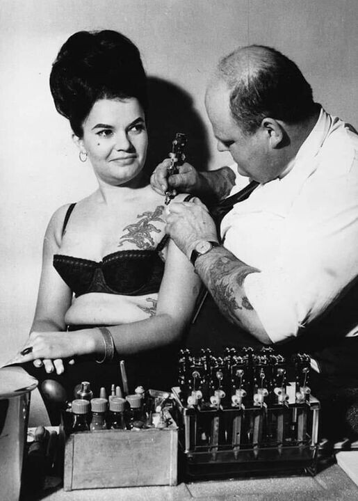 Дама получает новую татуировку, 1964 год