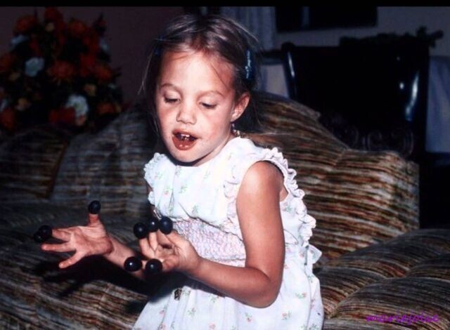 Семейный альбом Анджелины Джоли: такой была в детстве первая красавица экрана