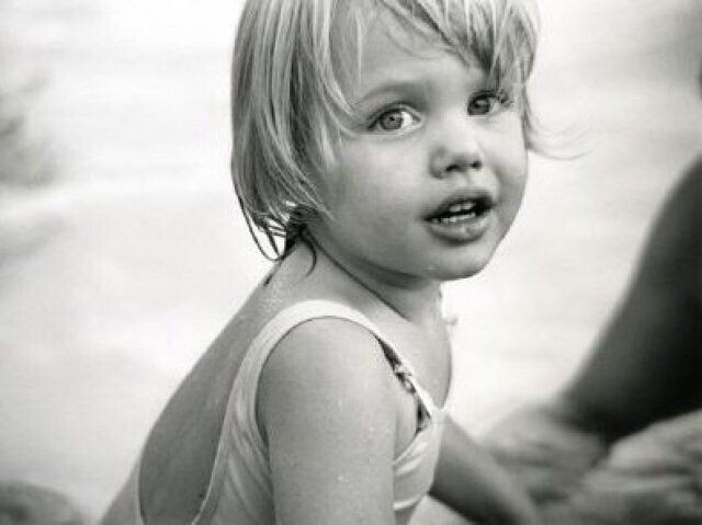 Семейный альбом Анджелины Джоли: такой была в детстве первая красавица экрана
