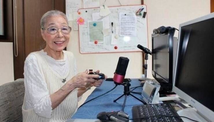 90-летняя японка Хамако Мори, также известная, как «Бабуля-геймер» (Gamer Grandma) является самым старым в мире стримером видеоигр на YouTube, отмеченная официальной записью в Книге рекордов Гиннеса