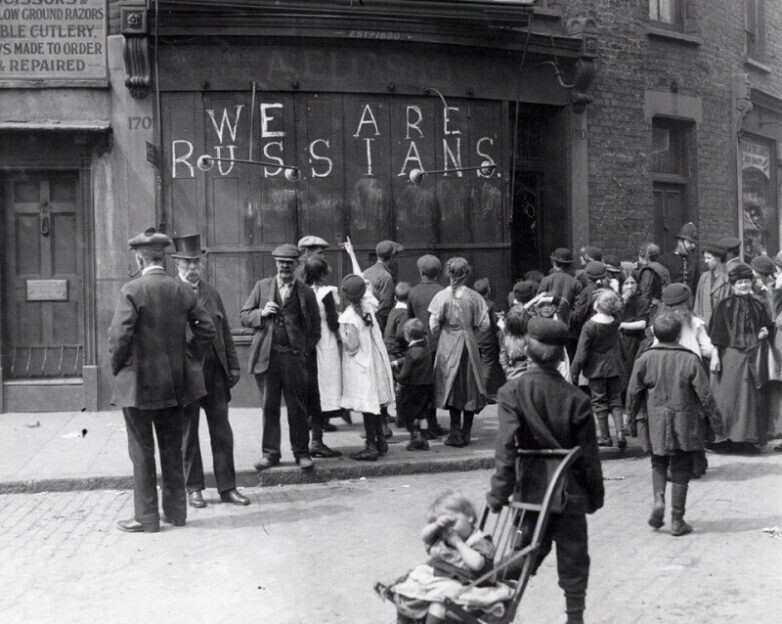 «We are russians» писали на стенах домов и магазинов Лондона и не только, чтобы англичане не разгромили их, перепутав с немцами, июнь 1915 года.