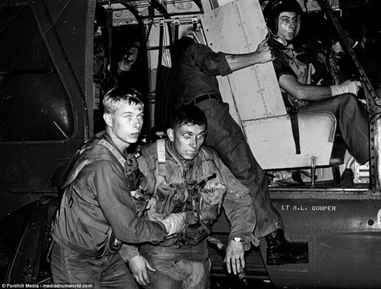 Пилот Виктор Вискарра, после эвакуации с места приземления в джунглях. После катапультирования его самолет F-105 Thunderchief прошёл под ним, когда тот спускался на парашюте, и врезался в гору. Война во Вьетнаме, 1966 год.