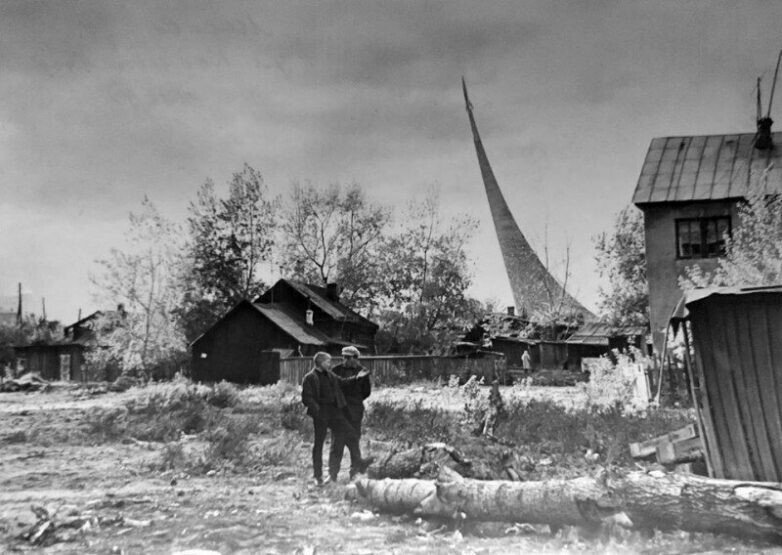 Памятник Покорителям Космоса, Москва, 1966