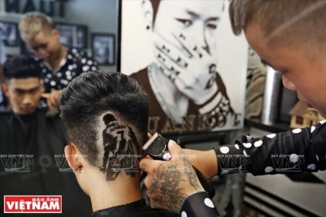 Вьетнамский парикмахер-стилист выстригает на затылках своих клиентов замысловатые произведения искусства  