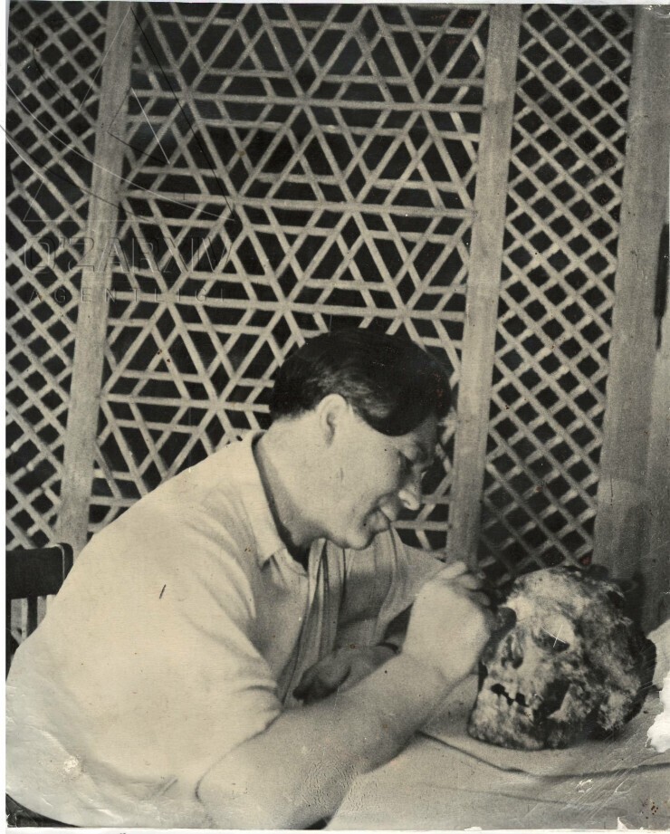 Узбекистан впервые опубликовал редкие архивные фото вскрытия гробницы Тамерлана