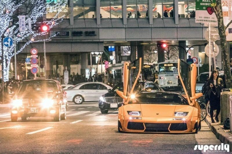 Сделано в Японии! Расширенный Lamborghini Diablo на улицах Токио