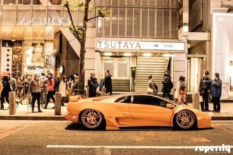 Сделано в Японии! Расширенный Lamborghini Diablo на улицах Токио