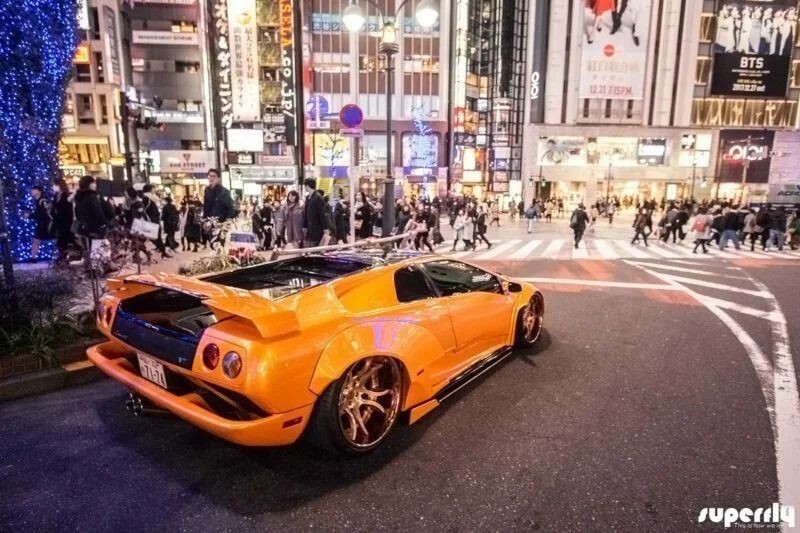 Сделано в Японии! Расширенный Lamborghini Diablo на улицах Токио