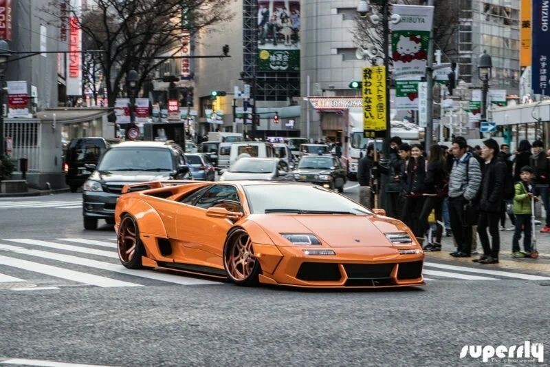Сделано в Японии! Расширенный Lamborghini Diablo на улицах Токио