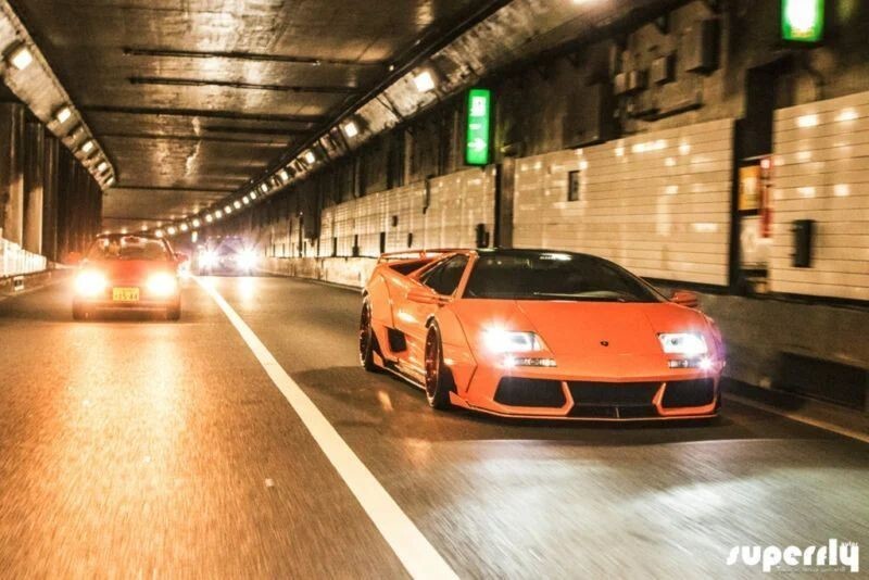 Сделано в Японии! Расширенный Lamborghini Diablo на улицах Токио