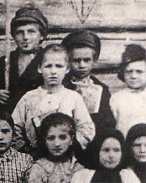 Павлик Морозов (в центре, с книгой) с группой соучеников