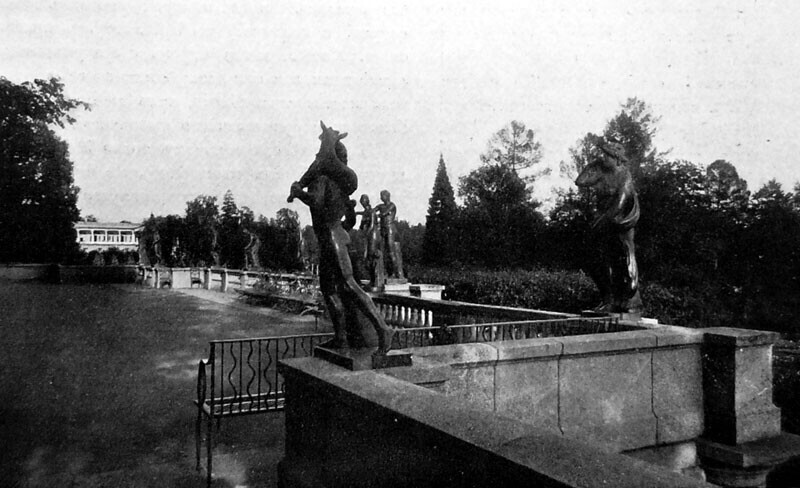Терраса с бронзовыми статуями