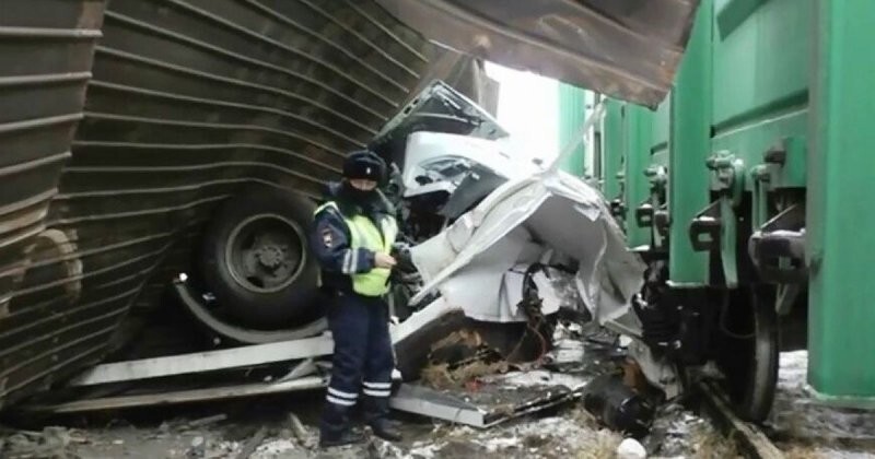Авария дня. В Омске грузовой состав раздавил на переезде «ГАЗон»