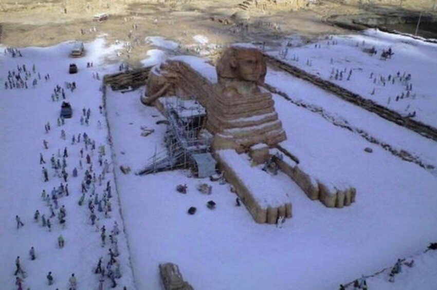 Легенда к этой фотографии гласит, что якобы на ней запечатлён сфинкс, покрытый слоем снега в результате первого за 112 лет снегопада в Каире. На самом деле, фото вообще не имеет никакого отношения к Египту, поскольку было сделано в японском тематиче