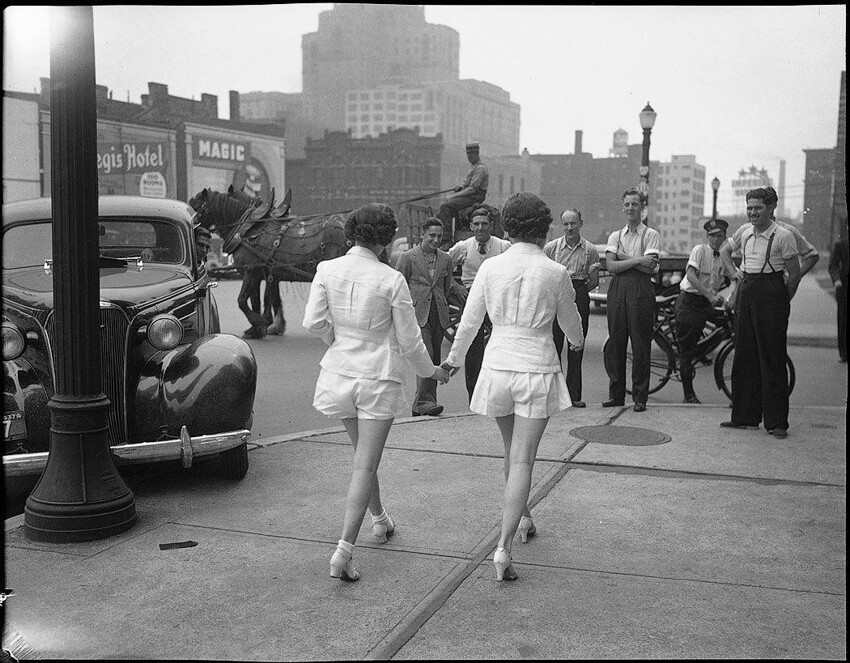 Это фото позиционируется как самый первый выход девушек в шортах на публике, Торонто, 1937 год