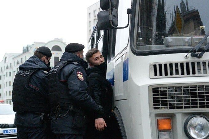 В Москве у посольства Франции начались жесткие задержания мусульман