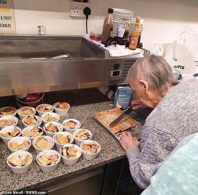89-летняя бабушка напекла сотни пирогов для голодных детей и удостоилась похвалы известного футболиста