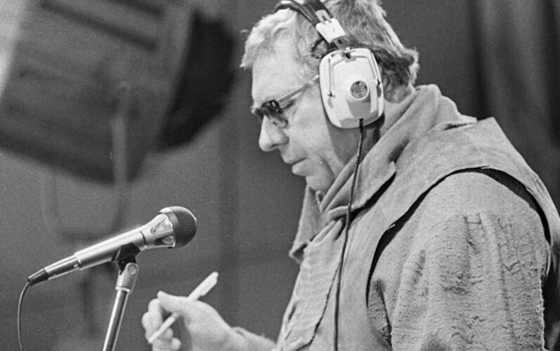 Анатолий Папанов на студии звукозаписи озвучивает свою очередную роль, 1983 год