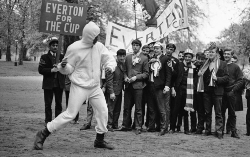 Мухаммед Али во время тренировки в лондонском Гайд-парке, где сразу же собралась толпа поклонников, 1966 год