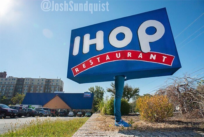 В 2015 году он изобразил билборд ресторана IHOP: "Это классическая шутка об инвалидах. Я решил ее очеловечить"