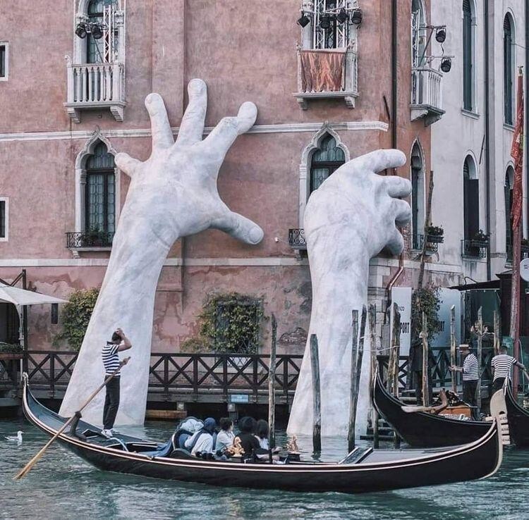 Скульптура на здании гостиницы Ca’ Sagredo на Гранд-канале, Венеция