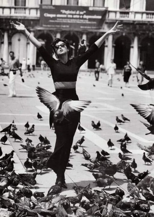 Моника Беллуччи в объективе фотографа Уолтера Чина. Италия, 1994 год.