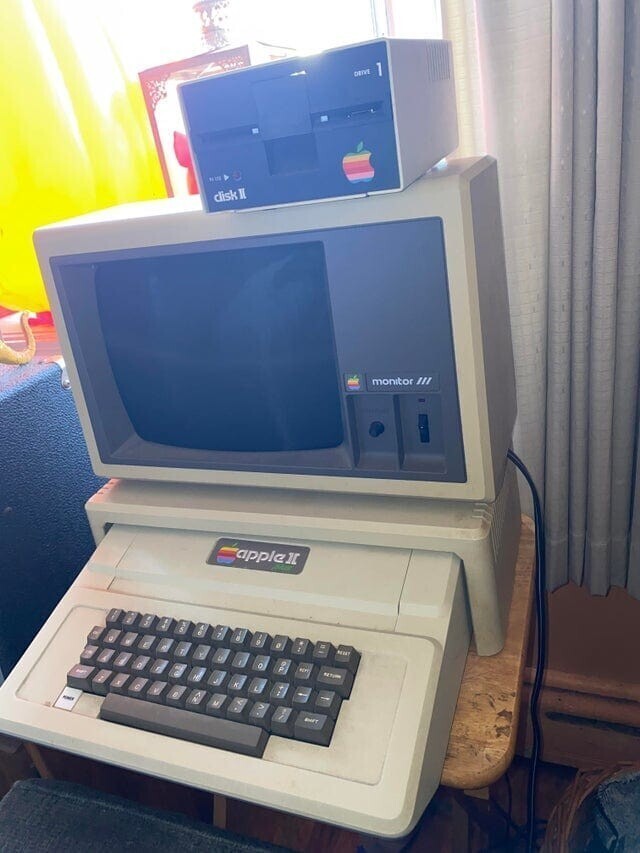 14. «Старый компьютер Apple, который парень моей мамы нашёл во время уборки подвала»