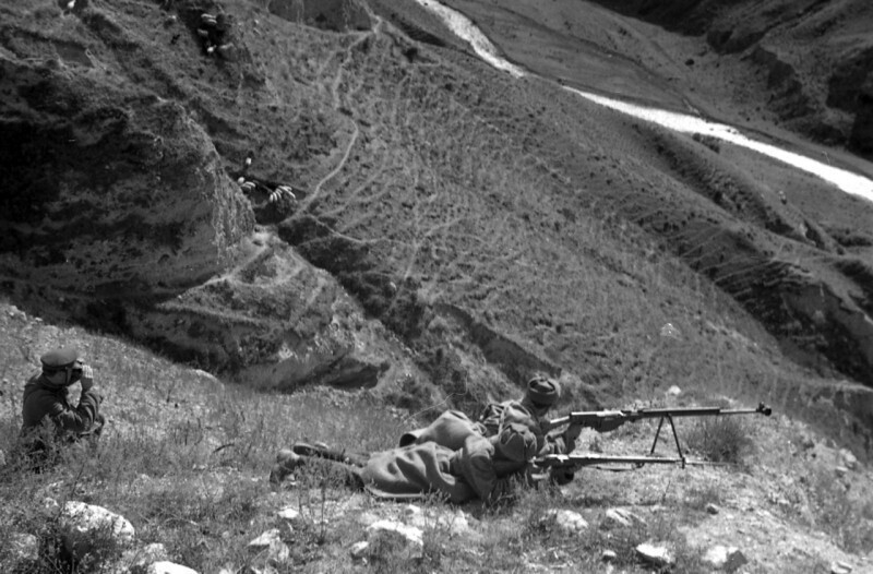 Расчет противотанкового ружья красноармейцев Тхемаладзе и Тамразие на огневой позиции на горном перевале Северного Кавказа. 1942 год.