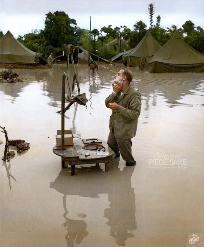 Бритьё в лагере затопленным сильными муссонными дождями. Окинава, 28 мая 1945 года.