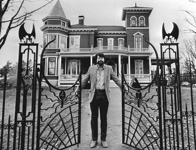 Стивен Кинг у ворот в своего дома, ноябрь 1982 года.