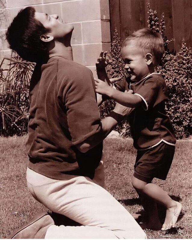Брюс Ли с двухлетним сыном Брэндоном. 1967 г.