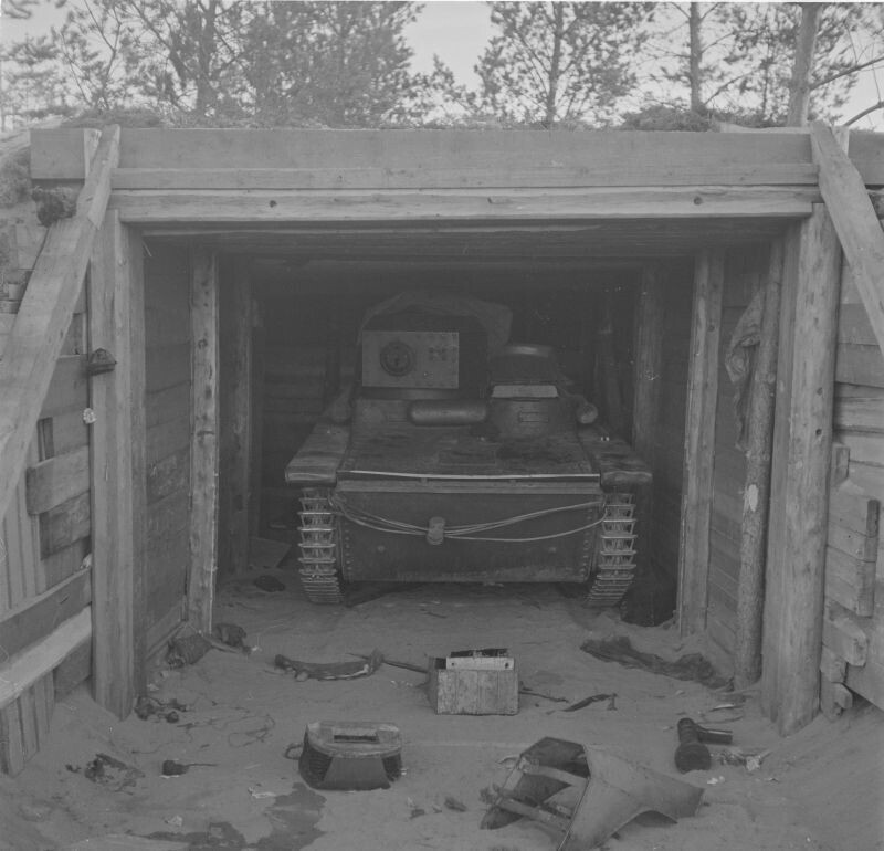 Советский плавающий танк Т-37А, захваченный финнами в укрытии на полуострове Ханко. 04.12.1941