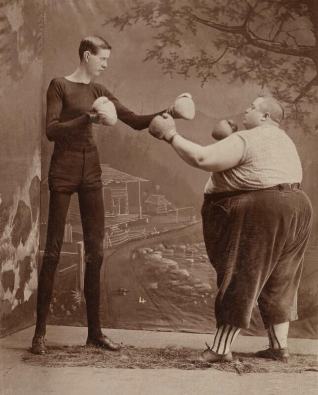 Джордж Мур "Живой скелет" и Фред Хоу "Толстяк", артисты интермедии XIX века, специализирующиеся на комедийном боксе. Фото 1897 г.