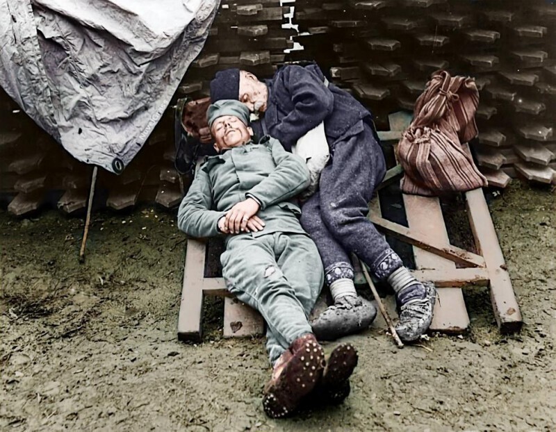Сербский солдат спит со своим отцом, который приехал навестить его на линии фронта недалеко от Белграда. Первая мировая, примерно 1914-1915 г.