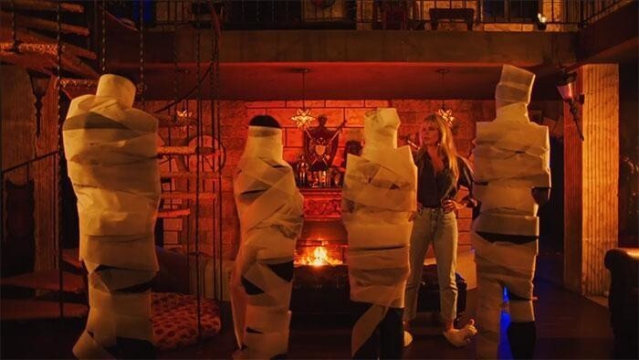 В фильме Хайди наряжает детей мумиями, используя карантинные запасы туалетной бумаги