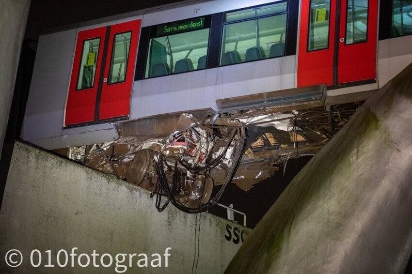 В Нидерландах поезд вылетел с эстакады, но его спасла скульптура