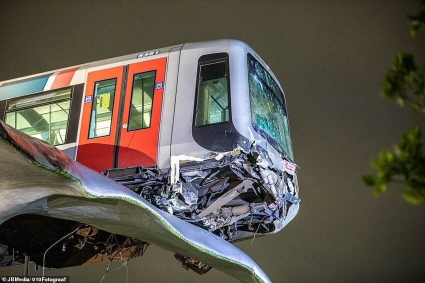 В Нидерландах поезд вылетел с эстакады, но его спасла скульптура