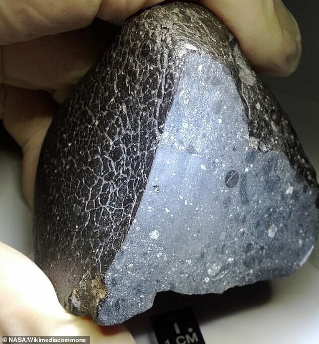Метеорит NWA 7034 (Black Beauty, "Черная красавица"), вес 320 г