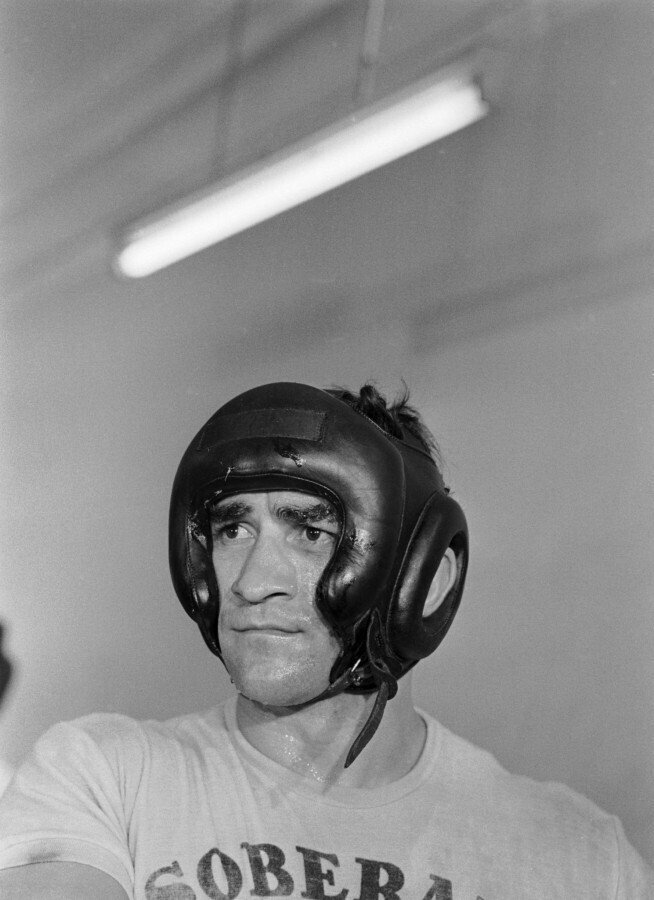 7 ноября 1970 года. Испанский боксёр Хосе Уртаин на тренировке в рамках подготовки к бою за титул чемпиона Европы в супертяжелом весе против британца Генри Купера. Хосе Уртаин проиграет техническим нокаутом.