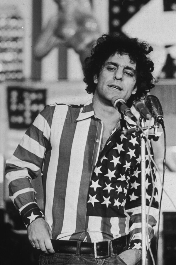 9 ноября 1970 года. Нью-Йорк. Один из лидеров йиппи Эбби Хоффман во время художественной выставки, посвященной американскому флагу.