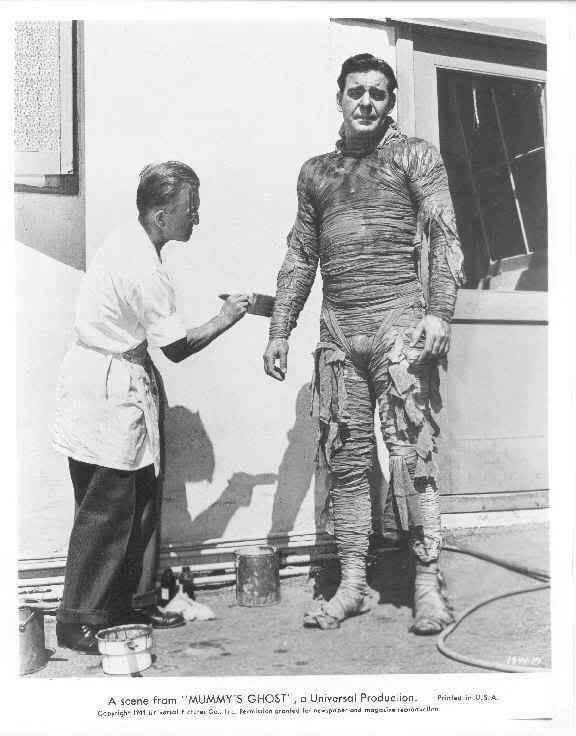 Харис Ла Мами (Лон Чейни-младший) в Гробнице мумии (1942), режиссер Гарольд Янг для Universal Studios. Цикл состоит из «Рука мумии» (1940), единственного с Томом Тайлером, затем «Могила мумии» (1942), «Призрак мумии» (1944) и «Проклятие мумии» (1944)