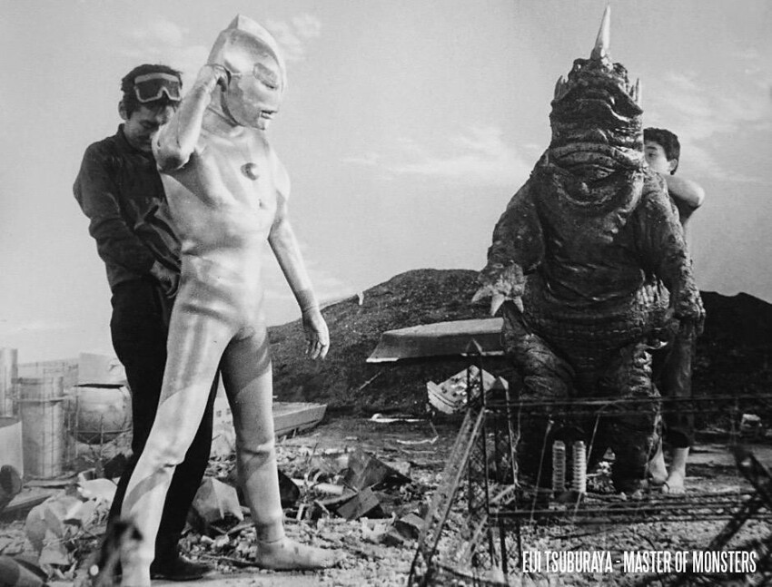 Сатоши «Бин» Фуруя в роли Ультрачеловека и Харуо Накадзима в роли Неронги, готовятся к финальной битве в третьем эпизоде ​​«Научный патруль, выходите» (трансляция 31 июля 1966 года)