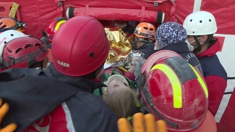 Трехлетнюю девочку достали живой из-под завалов Измира