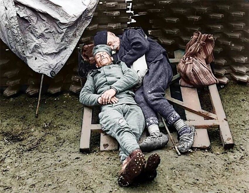 Сербский солдат спит со своим отцом, который приехал навестить его на передовой возле Белграда, 1914-1915 гг.