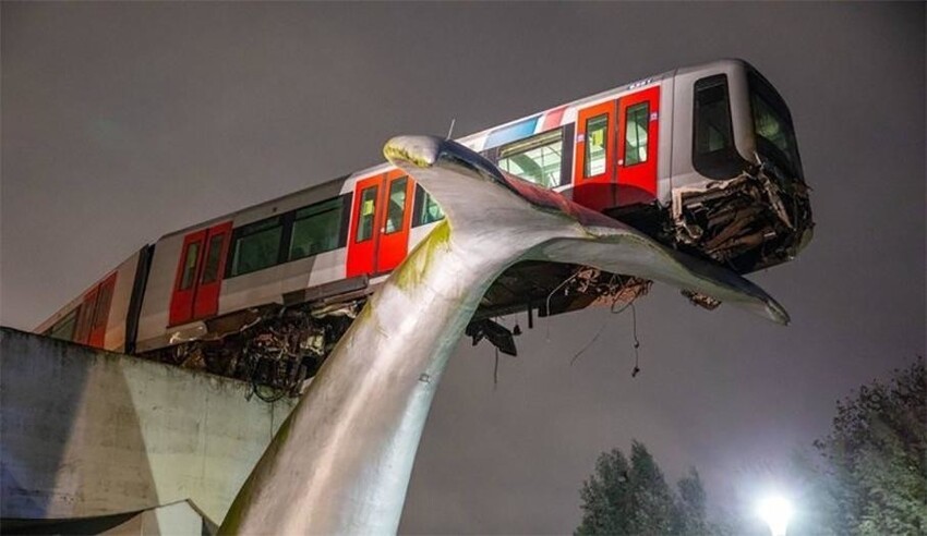 Поезд метро в Нидерландах не успел остановиться и пробил аварийный шлагбаум. Его держит хвост статуи кита