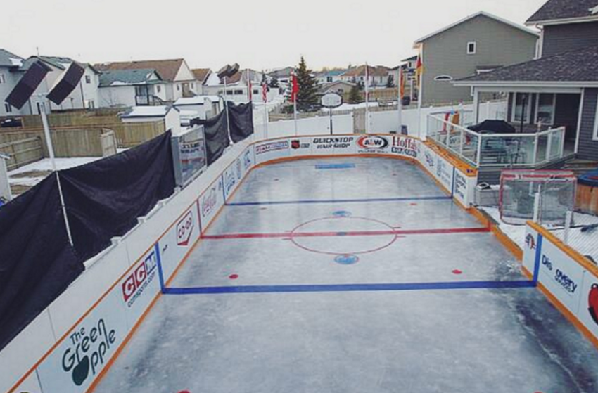 «Эти два дома в Ред-Дире, Альберта, Канада, каждую зиму объединяются свои дворы, чтобы построить хоккейный каток для своих детей. Есть терраса со смотровой площадкой, джакузи и гриль