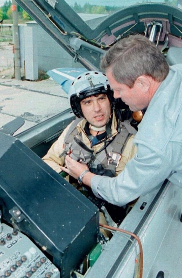 Губернатор Нижегородской области Борис Немцов готовится к своему 35–минутному полету на истребителе МиГ–29, Нижний Новгород, 1996 год.