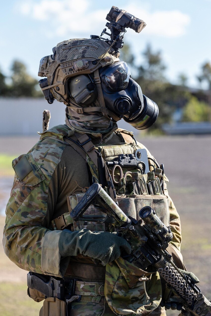 Солдат австралийской армии из 2-го полка коммандос в аэропорту Авалон, штат Виктория, во время антитеррористической тренировки в мае 2019 года.