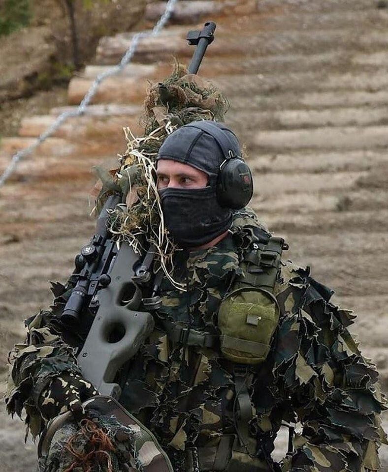 Французский снайпер GIGN (Группа вмешательства Национальной жандармерии Франции)